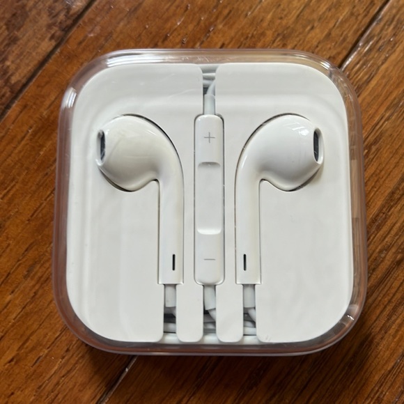 APPLE wired headphones! NWT! - Picture 2 of 4
